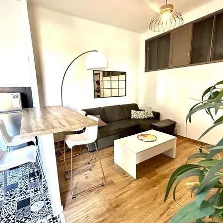 Spacious Cocoon Close To The شقة