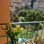 Spacious Cocoon Close To The 아파트