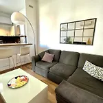 Spacious Cocoon Close To The 아파트