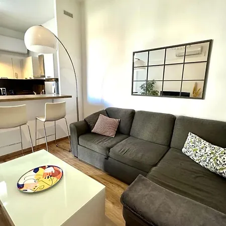 Spacious Cocoon Close To The Apartment