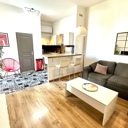 Spacious Cocoon Close To The Apartment *